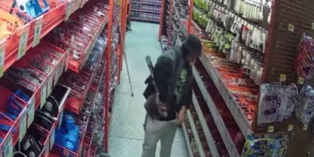 在 Mims 的 True Value 家装店, is allegedly seen stuffing a crossbow down his pants at a hardware store in Mims, 佛罗里达