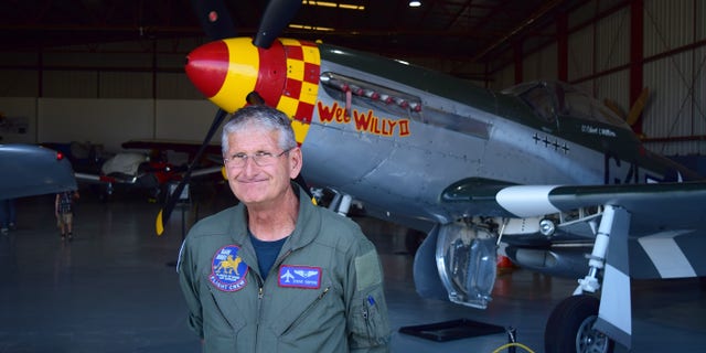 Steve Hinton is a fixture in the world of warbirds, performing at air shows around the world for more than 35 년 150 different types of aircraft.