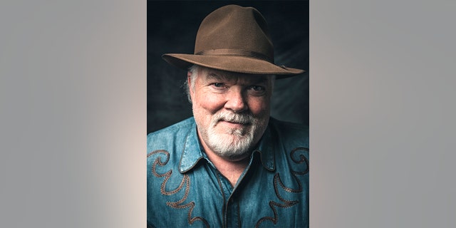 Quelle persone non vanno in giro cercando di capire chi è il responsabile della loro infelicità e della loro miseria, veteran country singer-songwriter and on-air radio personality, grew up in Missouri and moved to Nashville in 1975. As the country opens up again this year, he's looking forward to "getting out and playing for people again."