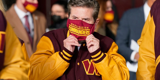 Dan Snyder, 센터, co-owner and co-CEO of the Washington Commanders, adjusts his mask as he arrives to unveil his NFL football team's new identity, 수요일, 2 월. 2, 2022, Landover에서, Md.