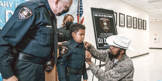 Devarjaye "D.J." Daniel, 10, is sworn into his 100th law enforcement agency. (Houston Independent School District)