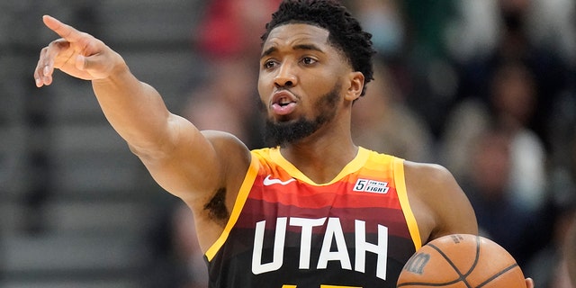 Utah Jazz guard Donovan Mitchell (45) brings the ball upcourt in the second half during an NBA basketball game against the Brooklyn Nets, 금요일, 2 월. 4, 2022, in Salt Lake City.