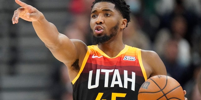 Utah Jazz guard Donovan Mitchell (45) brings the ball upcourt in the second half during an NBA basketball game against the Brooklyn Nets, 금요일, 2 월. 4, 2022, in Salt Lake City.