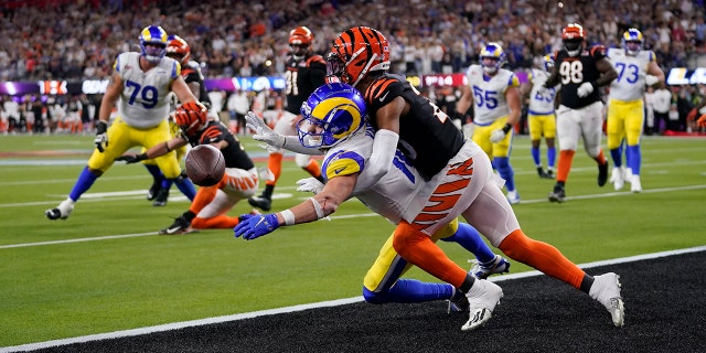 Los Angeles Rams wide receiver Cooper Kupp, parte inferiore, can't catch a pass as he's held by Cincinnati Bengals cornerback Eli Apple during the second half of the NFL Super Bowl 56 football game Sunday, Feb. 13, 2022, Il commissario della NFL Roger Goodell parla in una conferenza stampa mercoledì, California.