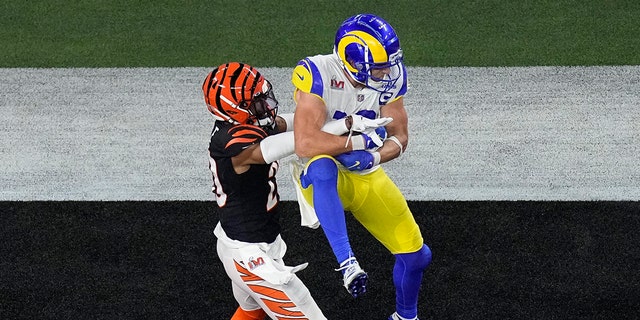El receptor abierto de Los Angeles Rams, Cooper Kupp, atrapa un pase de touchdown mientras el esquinero de los Cincinnati Bengals, Eli Apple, defiende durante la segunda mitad del Super Bowl LVI en el SoFi Stadium en Inglewood, California, el 13 de febrero de 2022.