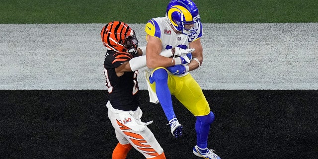 El receptor abierto de Los Angeles Rams, Cooper Kupp, atrapa un pase de touchdown mientras el esquinero de los Cincinnati Bengals, Eli Apple, defiende durante la segunda mitad del Super Bowl LVI en el SoFi Stadium en Inglewood, California, el 13 de febrero de 2022.