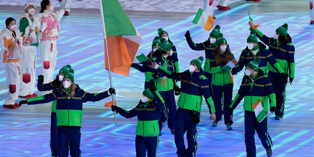 Elsa Desmond and Brendan Newby, of Ireland, carry their country's flag during the opening ceremony of the 2022 Winter Olympics, Friday, Feb.  4, 2022, in Beijing.  (AP Photo / Bernat Armangue)