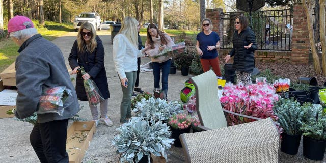 This year, "Valentine's Day" plans to deliver 400 arrangements on Monday with the help of 150 volunteers.
