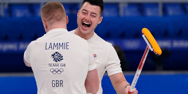 Britain's Hammy McMillan celebrates with Bobby Lammie after winning the men's curling semifinal match against the United States at the Beijing Winter Olympics Thursday, Feb. 17, 2022, a Pechino.