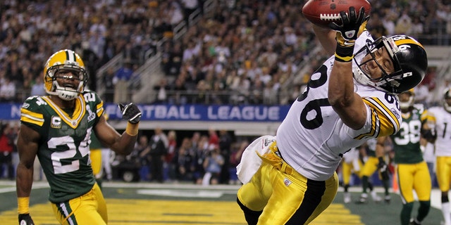 Hines Ward (86) de los Pittsburgh Steelers atrapa un pase de touchdown de 8 yardas en el segundo cuarto contra Jarrett Bush (24) de los Green Bay Packers en el Super Bowl XLV en el Cowboys Stadium el 6 de febrero de 2011 en Arlington, Texas.  
