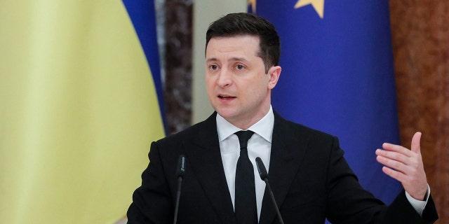 El presidente de Ucrania, Volodymyr Zelensky, habla durante una conferencia de prensa conjunta con el presidente del Consejo Europeo en Kiev el 3 de marzo de 2021. 