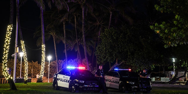 Un oficial de policía de Miami Beach hace guardia en Ocean Drive en Miami Beach, Florida, el 22 de marzo de 2021.