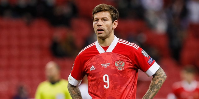 Федор Смолов из России наблюдает за матчем европейской квалификации ЧМ-2022 в Катаре против Словакии 8 октября 2021 года на стадионе «Ак Парс» в Казани, Россия.