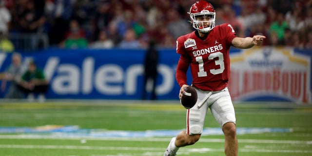 Oklahoma Sooners quarterback Caleb Williams (13) runs the ball against the Oregon Ducks during the Valero Alamo Bowl football game at the Alamodome on December 29, 2021 in San Antonio, TX.