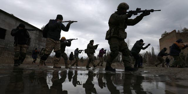 أفراد من قوات الدفاع الإقليمية الأوكرانية يشاركون في تدريب أثناء التدريب في مصنع الأسفلت السابق في ضواحي كييف ، أوكرانيا ، السبت 19 فبراير 2022. صعدت الولايات المتحدة تحذيراتها من هجوم روسي محتمل على أوكرانيا وروسيا. قال مسؤولون.  ذكر أنه لم يكن هناك غزو لأوكرانيا ولم يتم التخطيط لأي غزو.