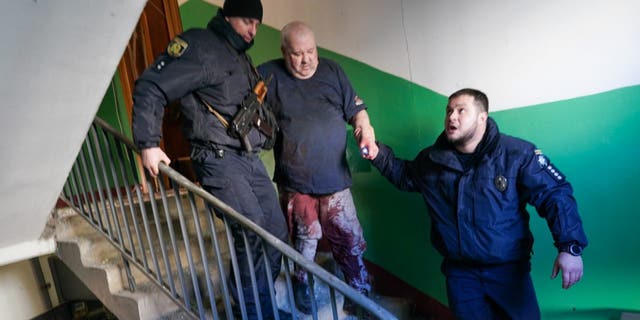 في 24 فبراير 2022 ، بعد غارة جوية على مجمع سكني في خاركيف أوبلاست ، سوهوج ، أوكرانيا ، غادرت قوات الأمن الأوكرانية مع رجل مصاب.
