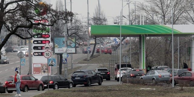 Очередь автомобилей видна на одной из местных заправок в Киеве, столице Украины.