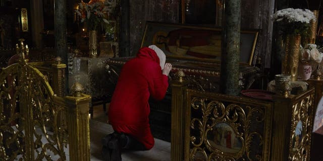 Местный житель молится в православной церкви 24 февраля 2022 года в Киеве, Украина.