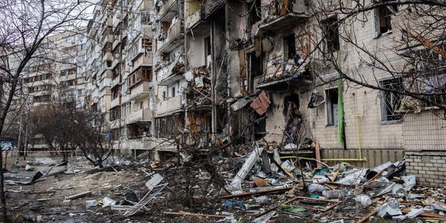 A fire-damaged building is shown here, following a blast at around 4 오전. during Russian artillery strikes in Kyiv, 우크라이나, 금요일에, 2 월. 25, 2022. 