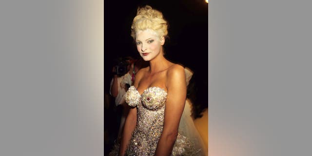 Linda Evangelista desfila na passarela de Vivienne Westwood durante a Paris Fashion Week na década de 1990 em Paris.