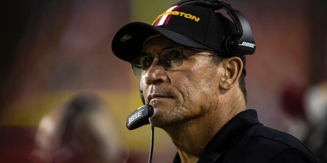 Head coach Ron Rivera of the Washington Football Team looks on against the Baltimore Ravens during the second half of the preseason game at FedExField on Aug. 28, 2021 在Landover, 马里兰州.