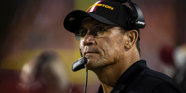 Head coach Ron Rivera of the Washington Football Team looks on against the Baltimore Ravens during the second half of the preseason game at FedExField on Aug. 28, 2021 在Landover, 马里兰州.