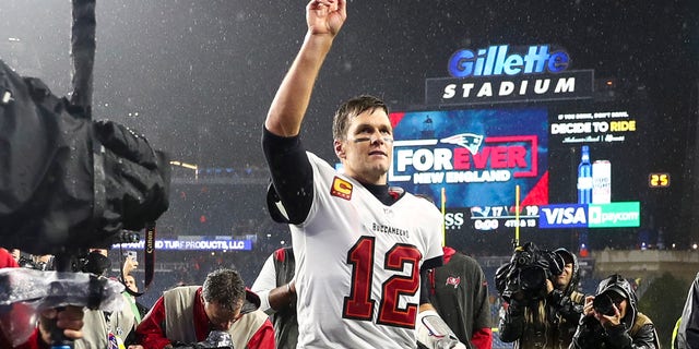 Tom Brady z Tampa Bay Buccaneers macha do tłumu po pokonaniu New England Patriots na stadionie Gillette 3 października 2021 r. W Foxboro w stanie Massachusetts.