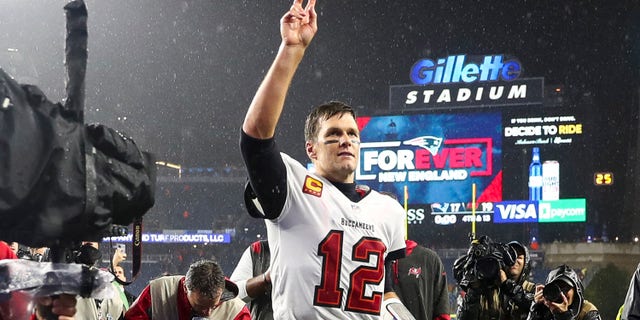 Tom Brady # 12 des Tampa Bay Buccaneers salue la foule alors qu'il s'enfuit du terrain après avoir battu les New England Patriots lors du match au Gillette Stadium le 03 octobre 2021 à Foxborough, Massachusetts.