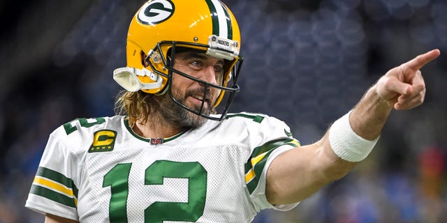 Aaron Rodgers # 12 de los Green Bay Packers se calienta antes del partido contra los Detroit Lions en el Ford Field el 9 de enero de 2022 en Detroit, Michigan. 