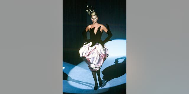 Linda Evangelista walks the runway during the Thierry Mugler Ready to Wear Fall/Winter 1995-1996 fashion show as part of the Paris Fashion Week on March 6, 1995 in Paris, France.