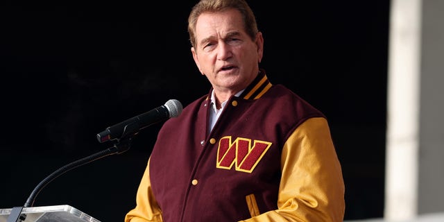 Former player Joe Theismann speaks during the announcement of the Washington Football Team's name change to the Washington Commanders at FedExField on Feb. 2, 2022 在Landover, 马里兰州.