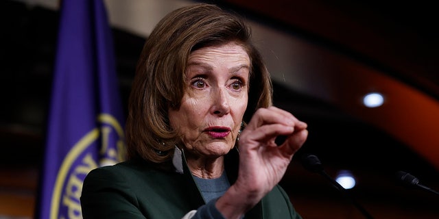 Nancy Pelosi (D-CA) s'entretient avec des journalistes le 3 février 2022 à Washington, DC. 