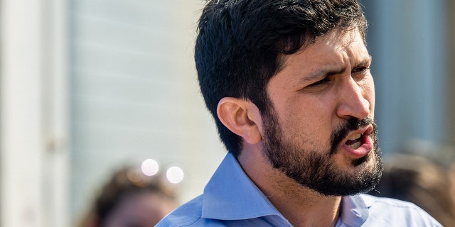 Kandydat Demokratów Greg Casar zwrócił się do zwolenników na wiecu „Uciekaj z głosowania”.  (Zdjęcie: Brandon Bell / Getty Images)