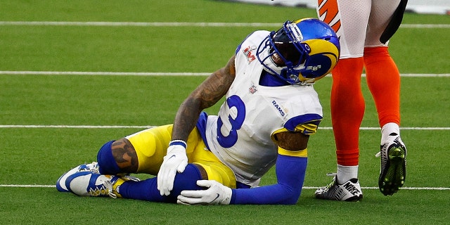 小奥德·贝克汉姆. of the Los Angeles Rams lies on the ground after an injury during Super Bowl LVI on Feb. 13, 2022.