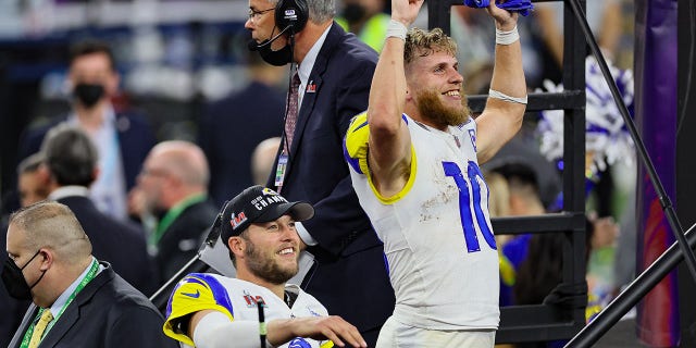 Cooper Cup #10 e Matthew Stafford #9 do Los Angeles Rams comemoram após o Super Bowl LVI no Sophie Stadium em 13 de fevereiro de 2022 em Englewood, Califórnia.  O Los Angeles Rams derrotou o Cincinnati Bengals por 23 a 20. 