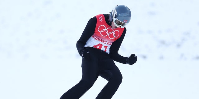 Jarl Magnus Riiber de l'équipe de Norvège célèbre la compétition lors de la compétition individuelle Gundersen Large Hill/10km, saut à ski le jour 11 des Jeux Olympiques d'hiver de Pékin 2022 au Centre national de ski de fond le 15 février 2022 à Zhangjiakou, Chine. 