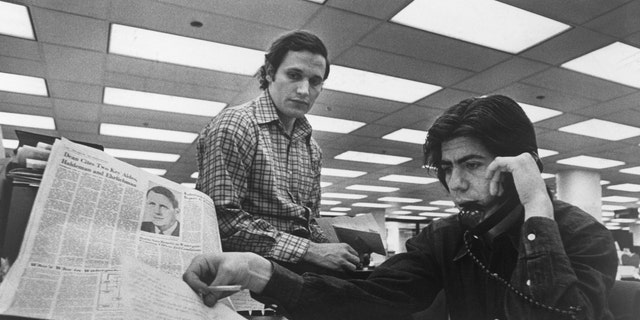 (Título original) Bob Woodward (izquierda) y Carl Bernstein, editores del Washington Post que investigaron el caso Watergate, en sus escritorios en el Post.