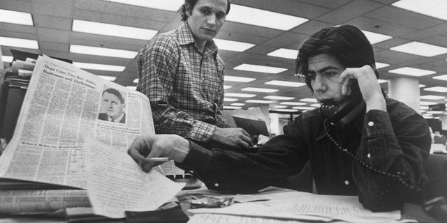 (Título original) Bob Woodward (izquierda) y Carl Bernstein, editores del Washington Post que investigaron el caso Watergate, en sus escritorios en el Post.