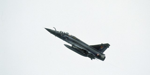 Un Dassault Mirage F1 sobrevuela en el Salón Aeronáutico de París de 1991.  La feria internacional de aeronáutica se celebra cada dos años en Le Bourget, Francia.