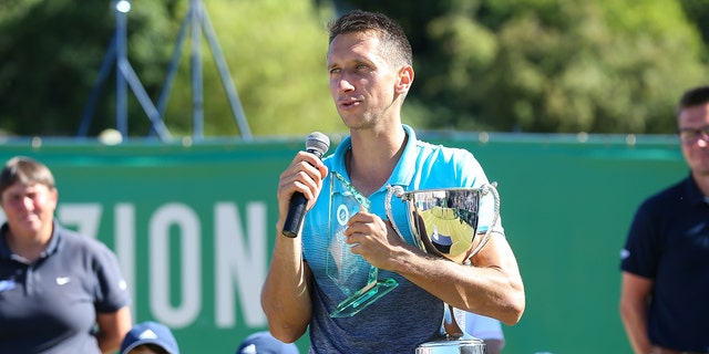 Sergiy Stakhovsky of Ukraine speaks to the crowd after winning the Fuzion 100 Ilkley Trophy, June 24, 2018, in Ilkley, United Kingdom. (Getty Images)