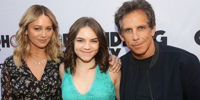 Christine Taylor, Ella Stiller and Ben Stiller pose at the opening night of the musical based on the film "성촉의 날" on Broadway at The August Wilson Theatre on April 17, 2017, 뉴욕시.