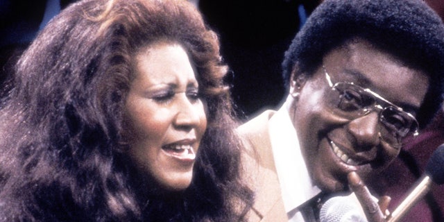 Em sua vida, Don Cornelius apresentou o 'Soul Train' de 1971 a 1993, que forneceu uma plataforma para artistas negros atingirem o público mainstream, como Michael Jackson, Aretha Franklin (foto aqui) e James Brown, só para citar alguns.
