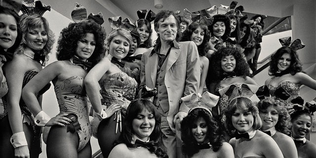 O empresário da Playboy Hugh Hefner (1926 - 2017) com um grupo de coelhinhas da Playboy na inauguração do Playboy Hotel-Casino em Atlantic City, Nova Jersey, EUA, 28 a 29 de abril de 1981. 