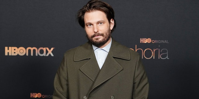 Sam Levinson participa do Photo Call da segunda temporada de 'Euphoria' da HBO no Goya Studios em 05 de janeiro de 2022, em Los Angeles, Califórnia.