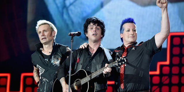 أعضاء Green Day مايك ديرند ، يسار ، بيلي جو أرمسترونج ، الوسط وتري كول.