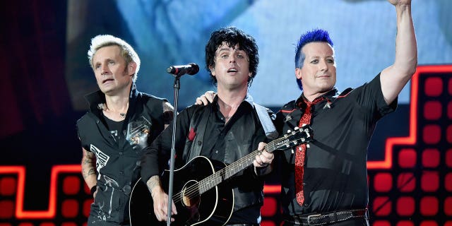 أعضاء Green Day مايك ديرند ، يسار ، بيلي جو أرمسترونج ، الوسط وتري كول.