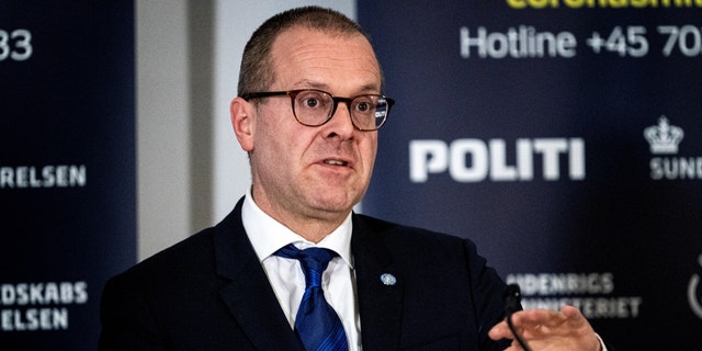 El director europeo de la OMS, Hans Klüge, da estatus a los daneses durante una conferencia de prensa sobre el tratamiento del coronavirus, Copenhague, Dinamarca, 27 de marzo de 2020. 