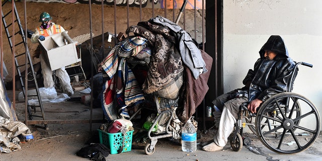 FILE – A homeless person who goes by the name "Richard" is kicked out of a homeless encampment under the 405 freeway in Inglewood, Kalifornië, op Januarie 25, 2022, as work crews clean-up personal belongings and trash in preparation for the Super Bowl. 