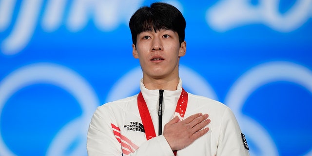 2022년 2월 10일 목요일 베이징에서 열린 2022 동계올림픽 쇼트트랙 남자 1500m 금메달 시상식에서 대한민국의 금메달리스트 황대헌이 애국가를 부르고 있다.
