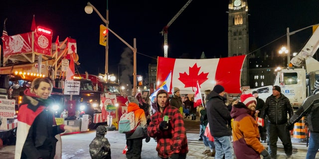 Demonstranter dansar utanför det kanadensiska parlamentet på den 19:e dagen av självständighetskonvojen.
